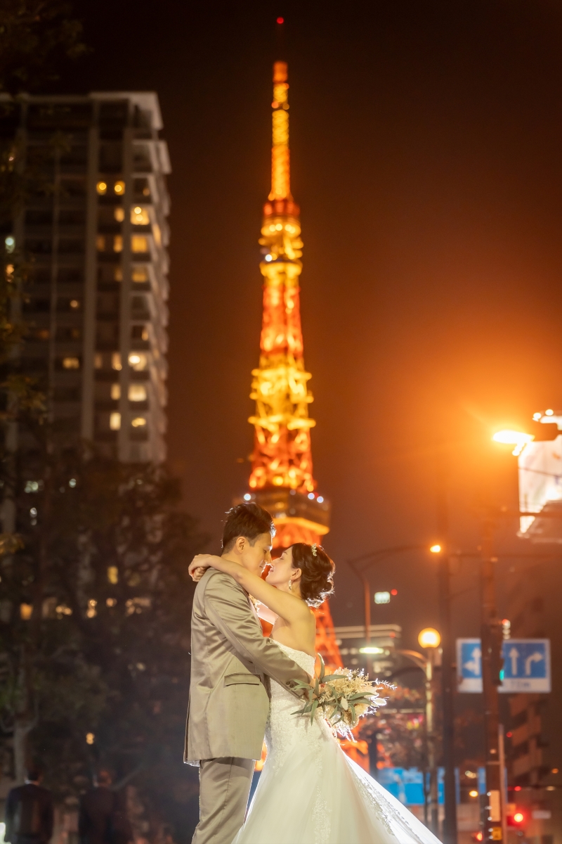 東京タワーを背に向き合う二人