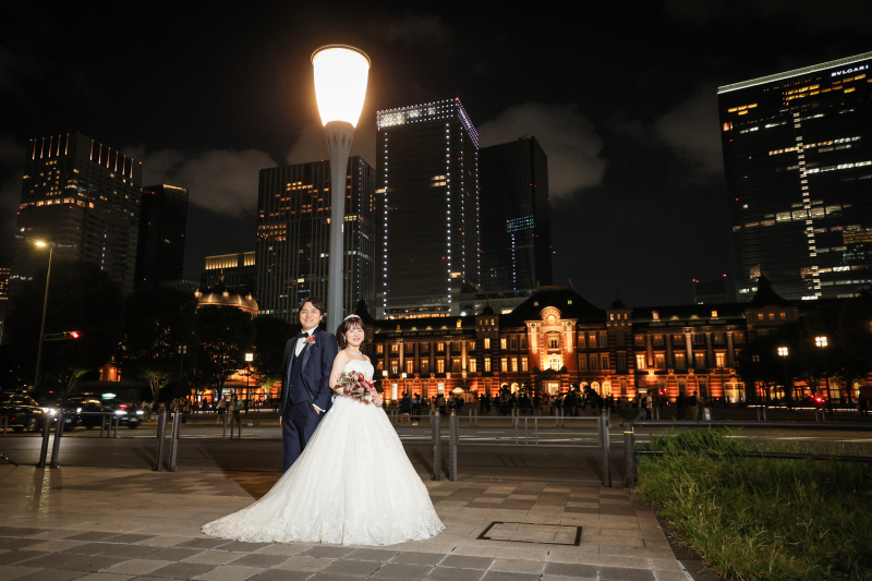 街灯の下に並ぶ夜の姿