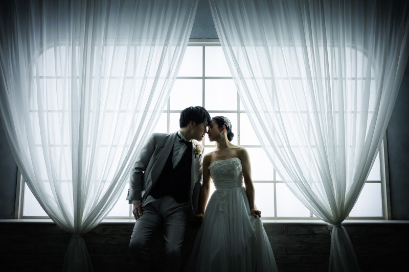 窓辺の光に包まれた額のふれあい