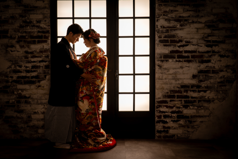 大きな窓とレンガの背景でシルエットカット