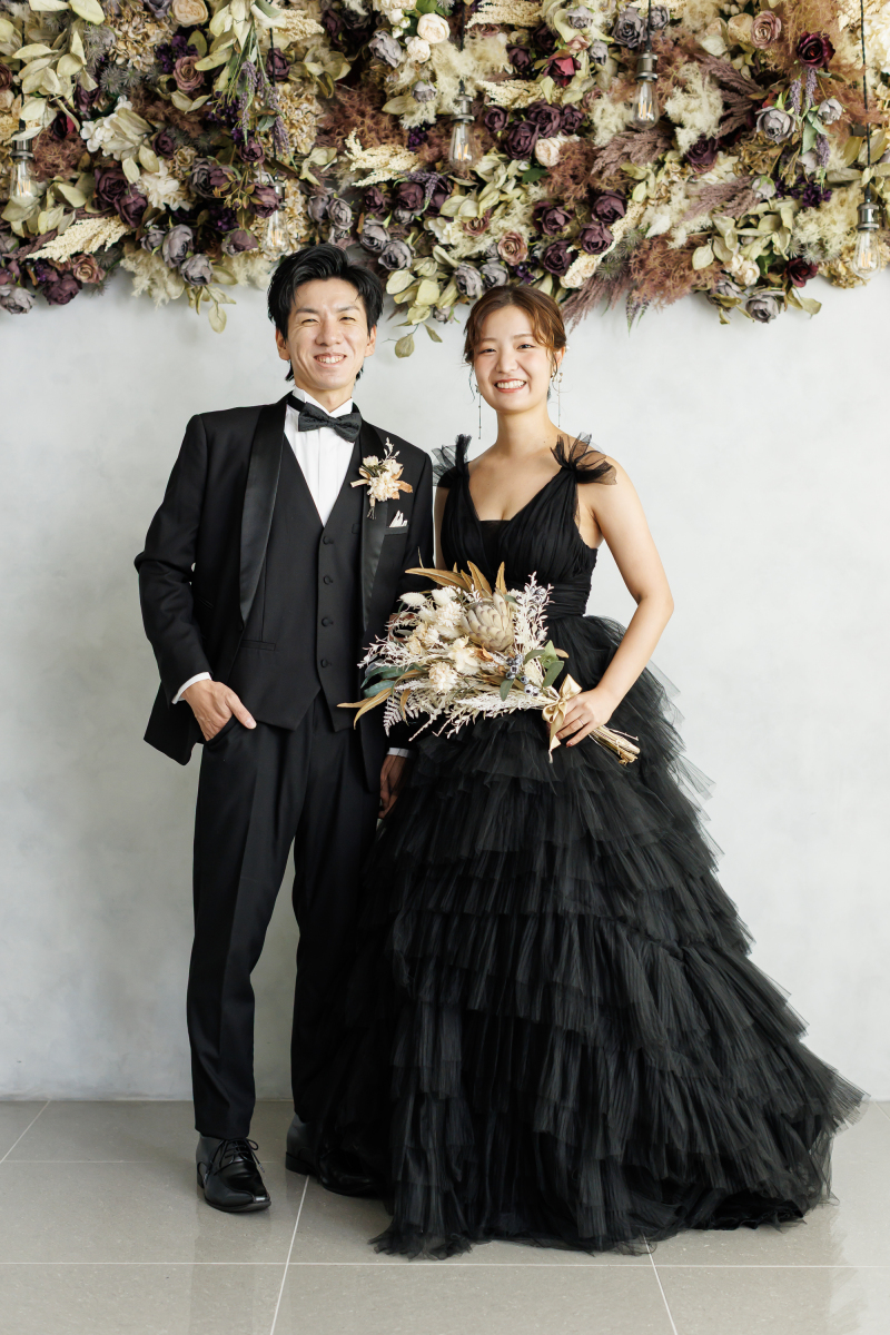 黒で揃えた凛とした笑顔