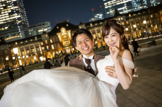 東京駅舎を背景に
