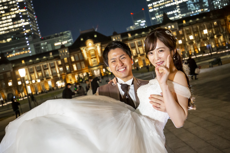 東京駅舎を背景に