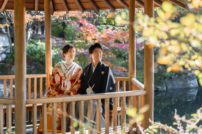 東屋の木漏れ日に立つ凜とした二人