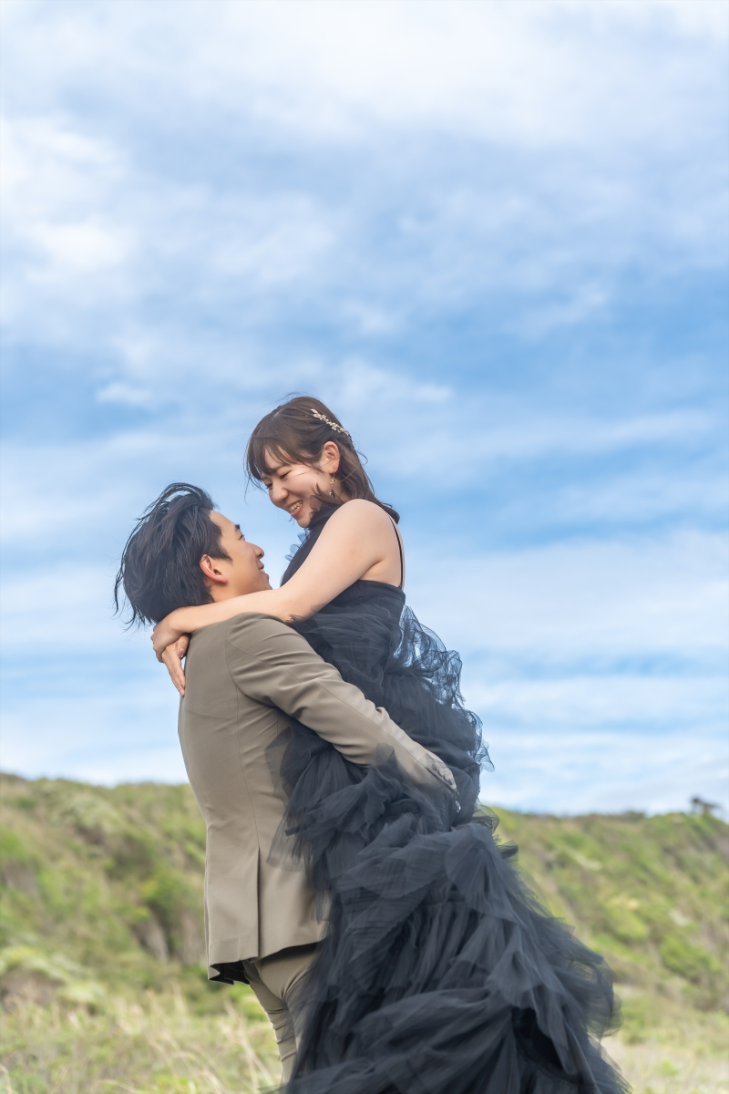 抱き上げられてはじける笑顔