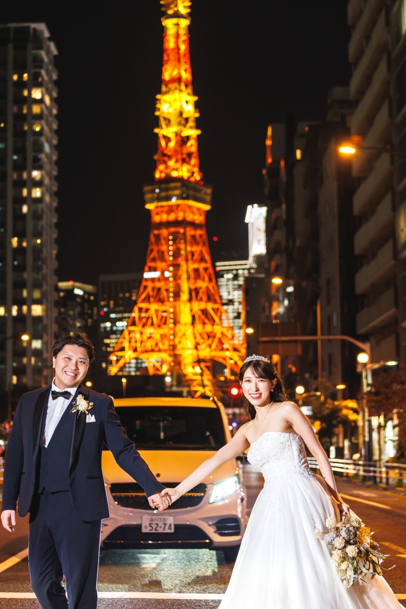 夜の交差点で手を繋ぐ温もり