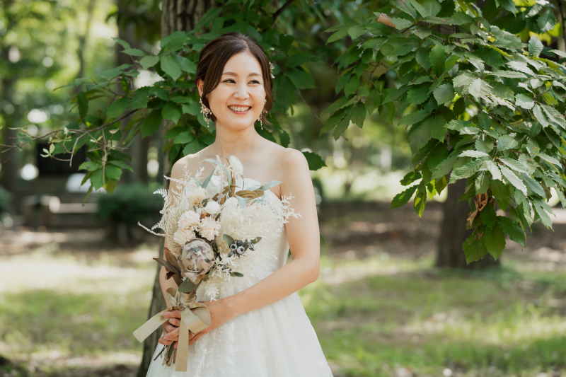 揺れる木漏れ日と花嫁の笑顔