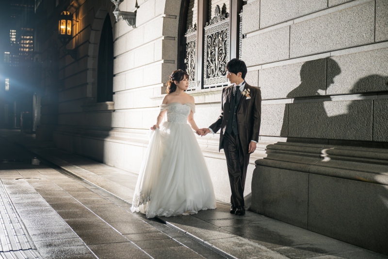 歩幅を合わせる新郎新婦様