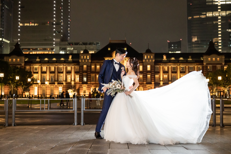 オレンジ色にライトアップされた東京駅舎♪