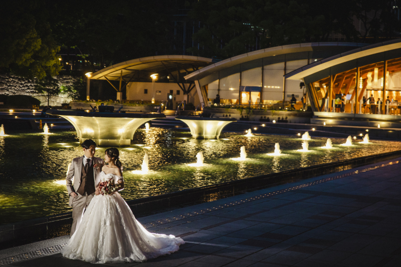 水面の照明がお二人を演出♪