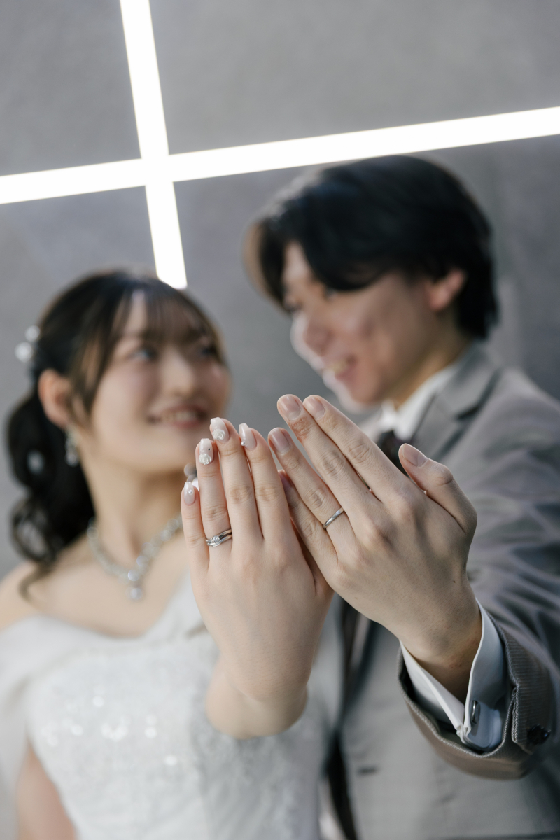 重なる指先に宿る誓いのリング