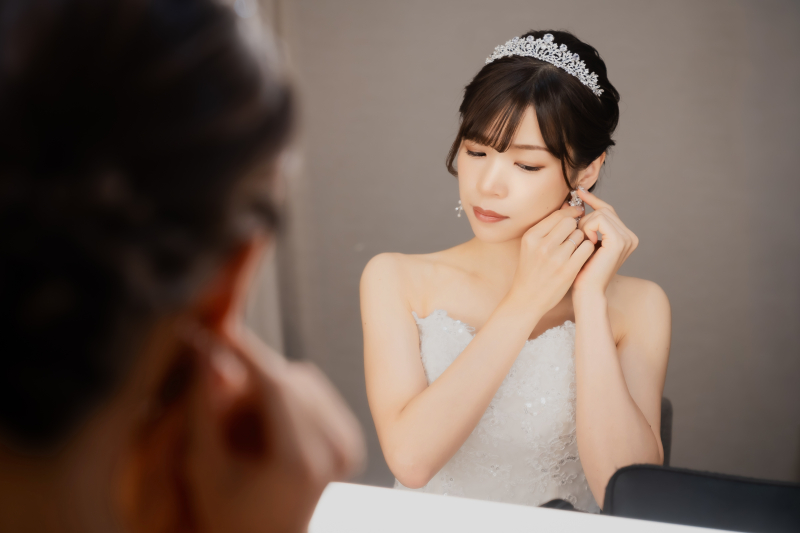 イヤリングにそっと触れる新婦様