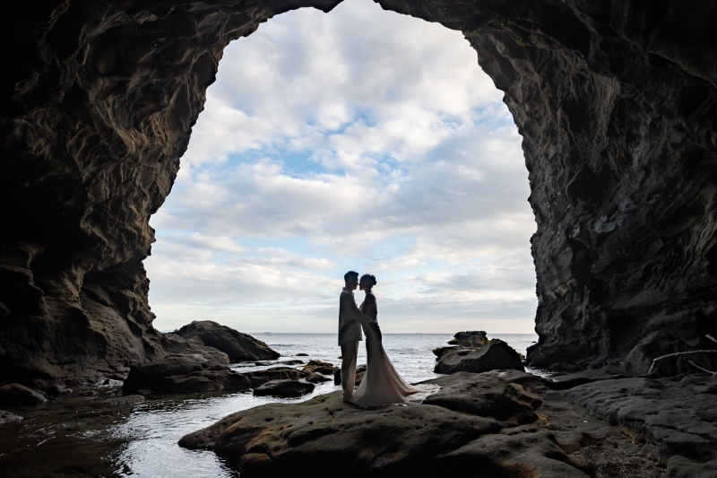 歩みを止めて向き合うシルエット配置