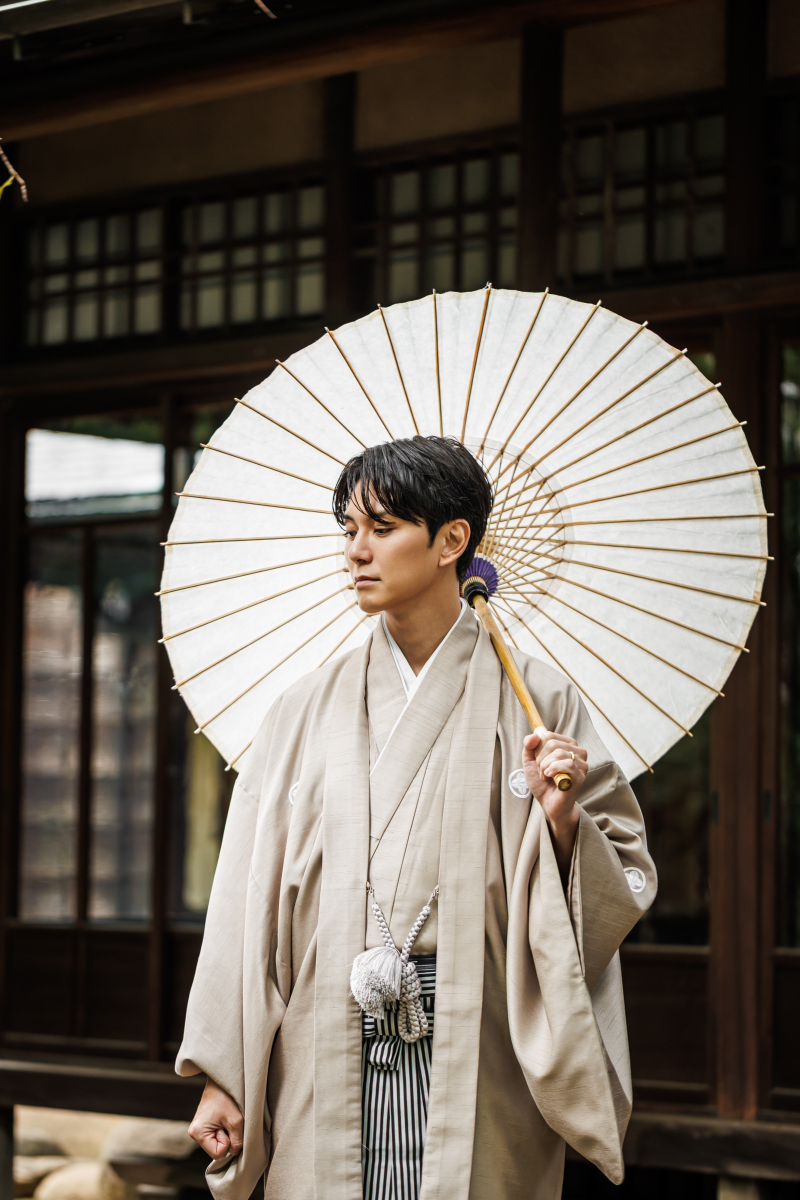 番傘を持ち構えを整える