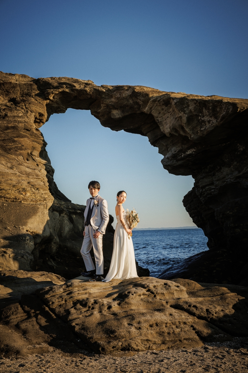 岩のアーチに宿る海と光