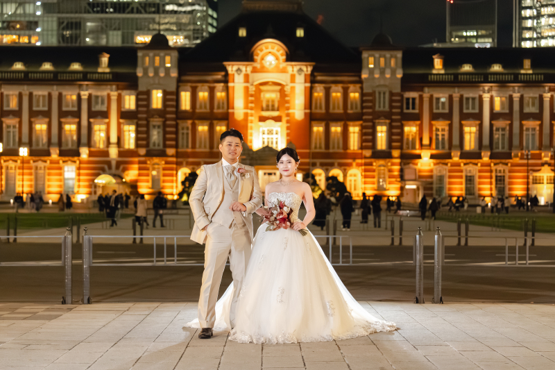 夜の東京駅前に並ぶ凛とした佇まい