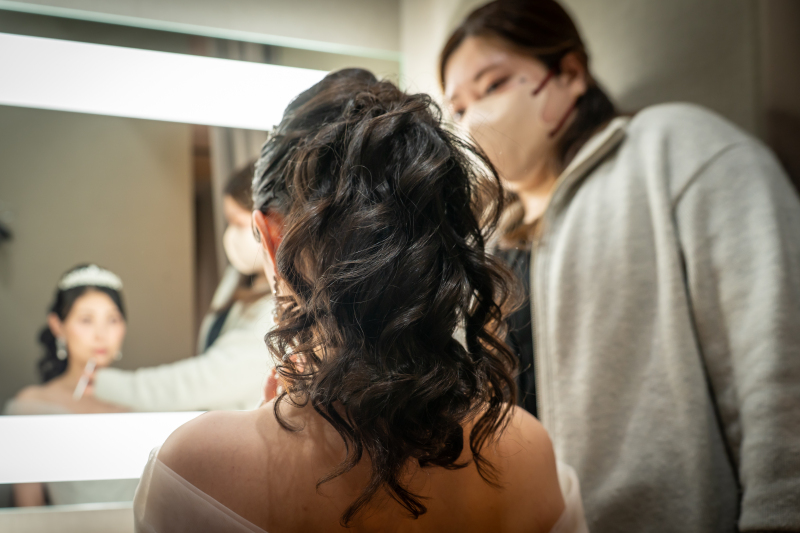 ちょっとドキドキ？鏡越しの新婦様