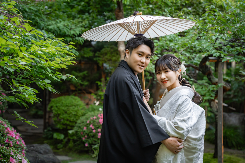 番傘に寄り添う晴れやかな笑顔