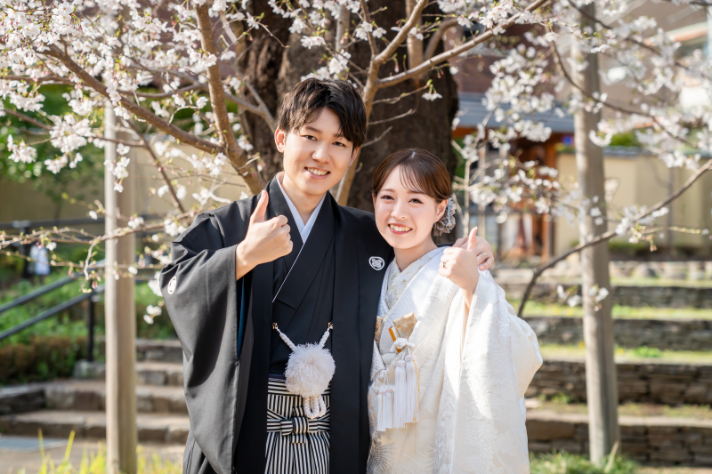 桜の下で弾ける笑顔とサムズアップ
