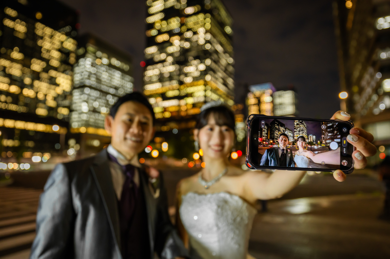 腕を伸ばす仕草に寄り添う距離