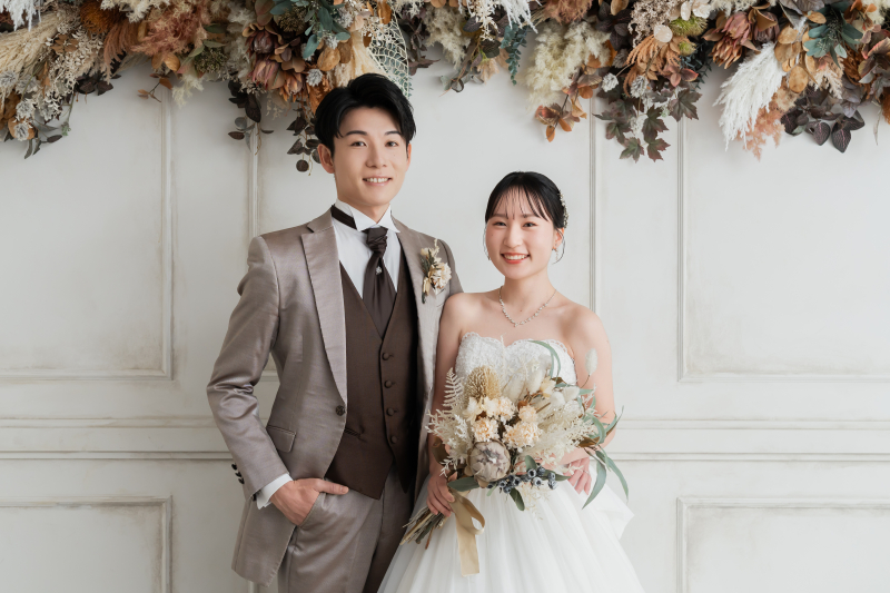 ドライフラワーに包まれた笑顔のふたり