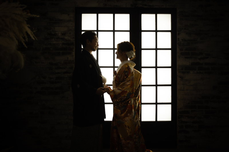 窓の灯りを利用してのシルエットショット