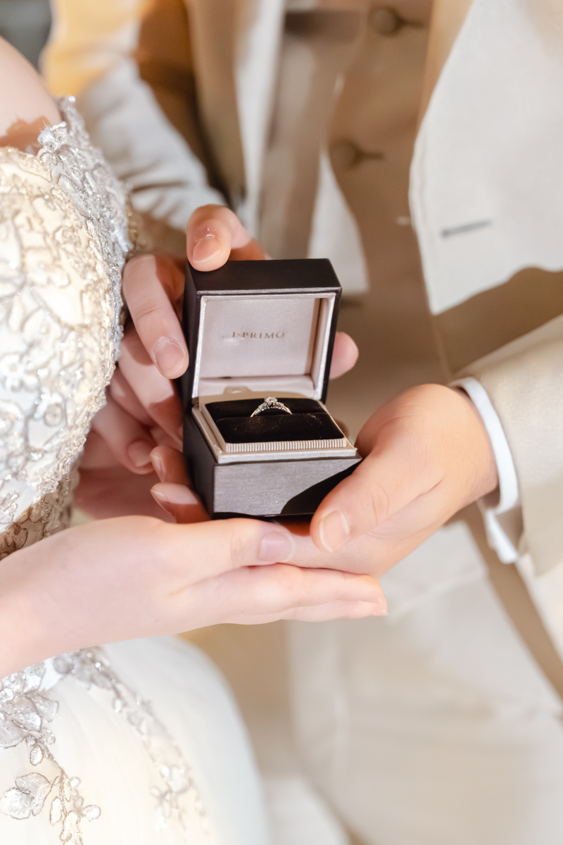 ふたつの手が指輪ケースをそっと開く