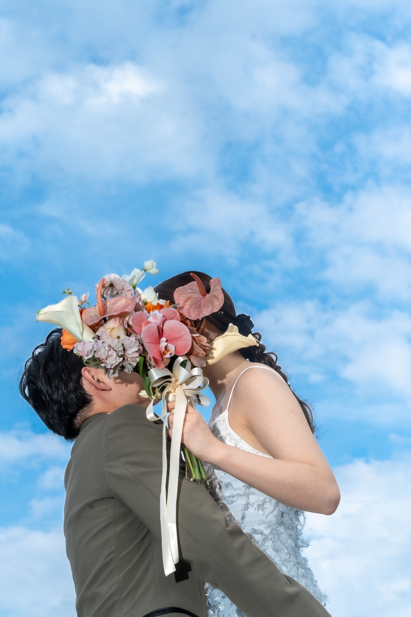 空に向かって笑顔が重なる瞬間