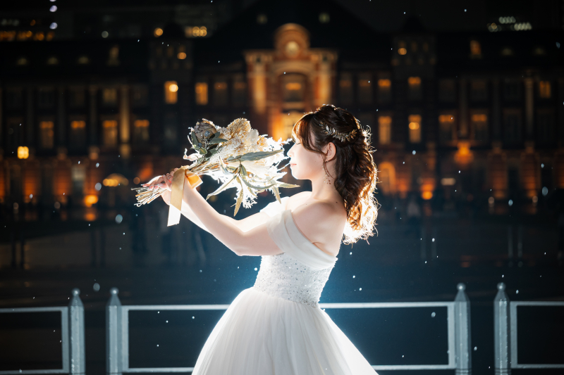 ブーケを掲げる新婦様の横顔