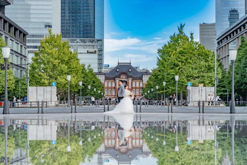 正面に立つ引き締まった佇まい