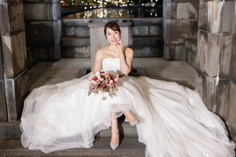 階段に座って新婦様のソロカット♪