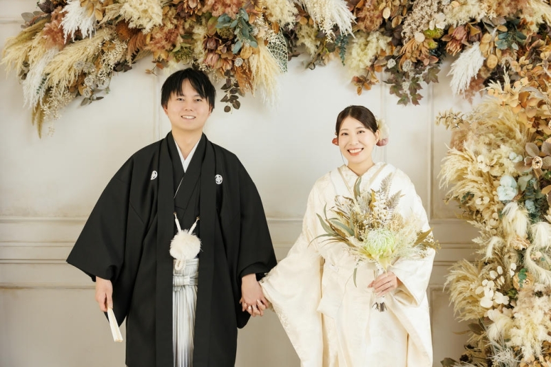 ドライフラワーに囲まれた白無垢の輝き