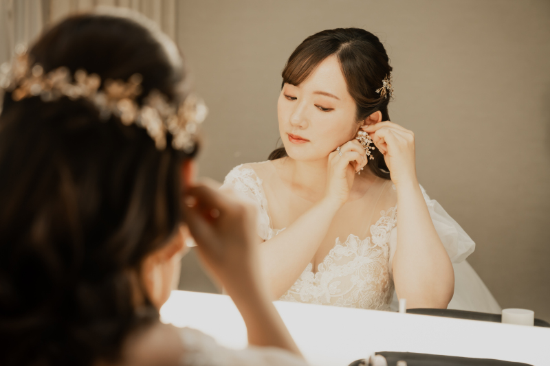 イヤリングをそっとつける