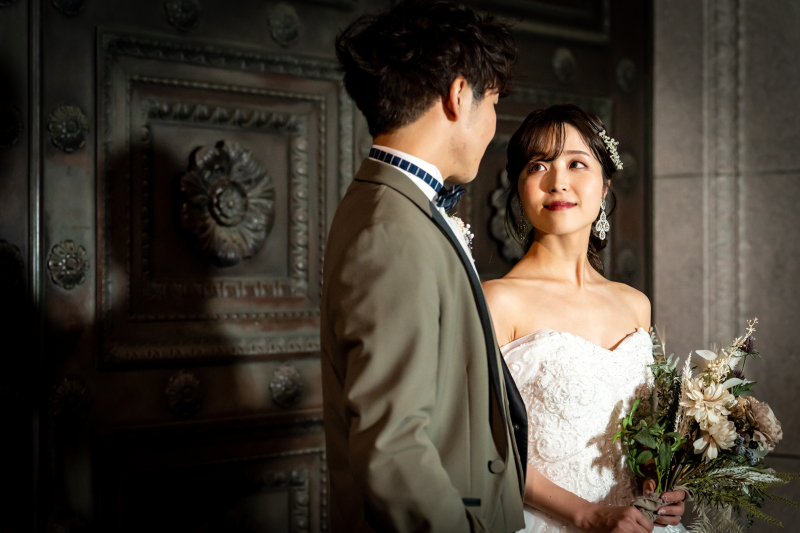 重厚な雰囲気の扉での撮影