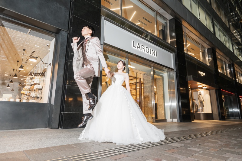 高く跳び上がった新郎様とドレスのはずむスカート