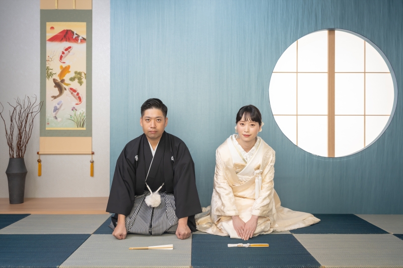 畳の上で静かに整うお辞儀のシルエット