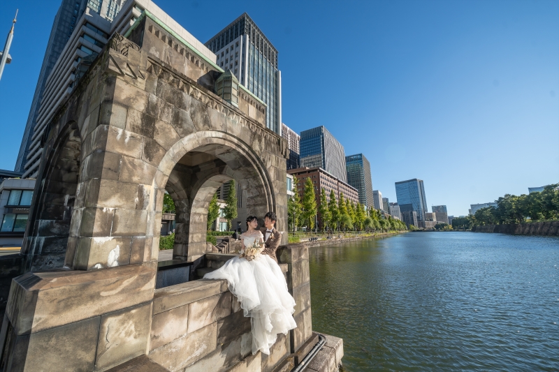 石のアーチの上で青空を背にして並んだふたりの余裕