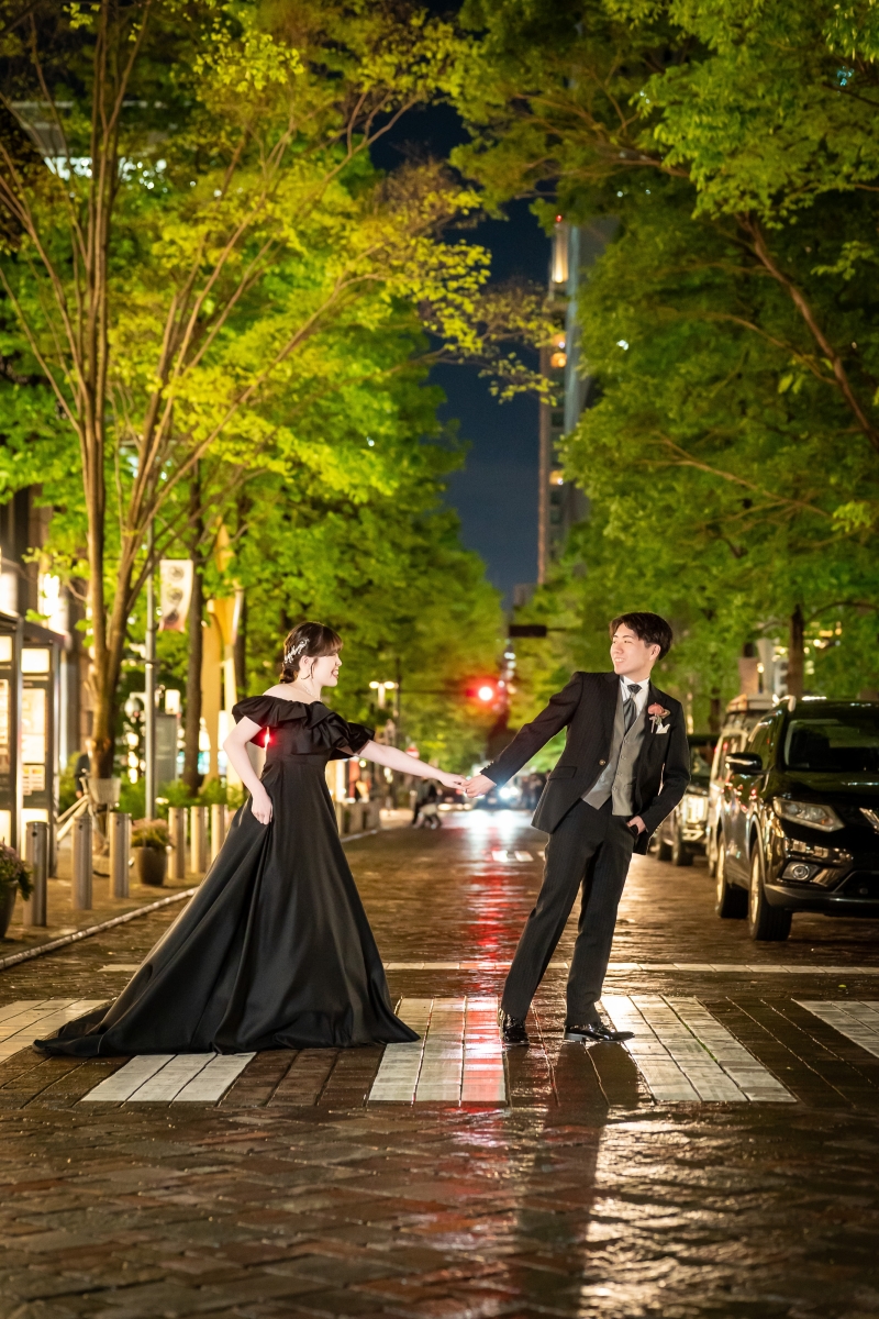 手を引き合う弾む夜