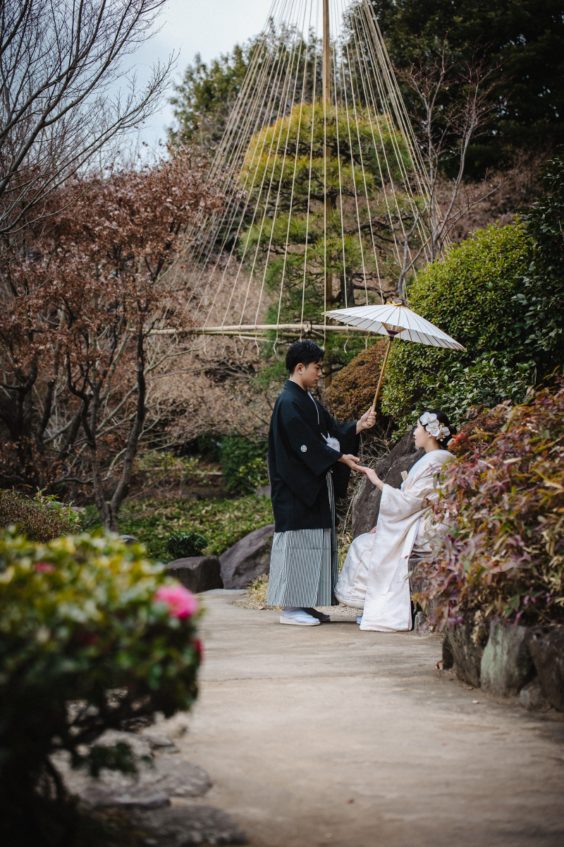 和傘を差し出して