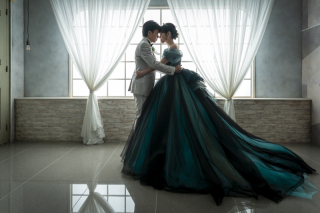 東京駅周辺でカラードレスの前撮りなら！お得なスタジオ付きプランで思い出作りを♪