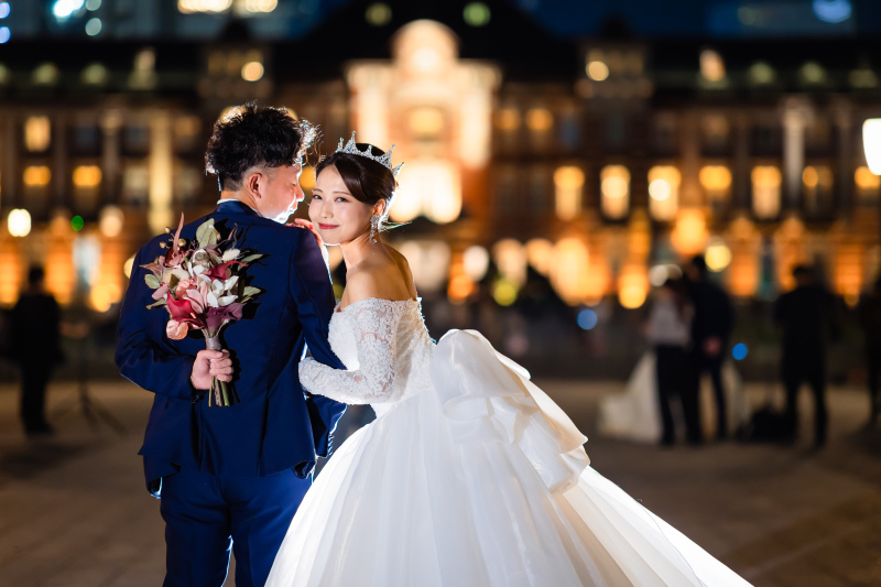 にこっと輝く駅前の夜