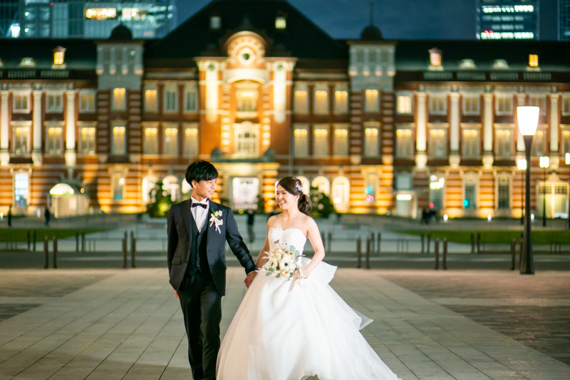 手を取り合って