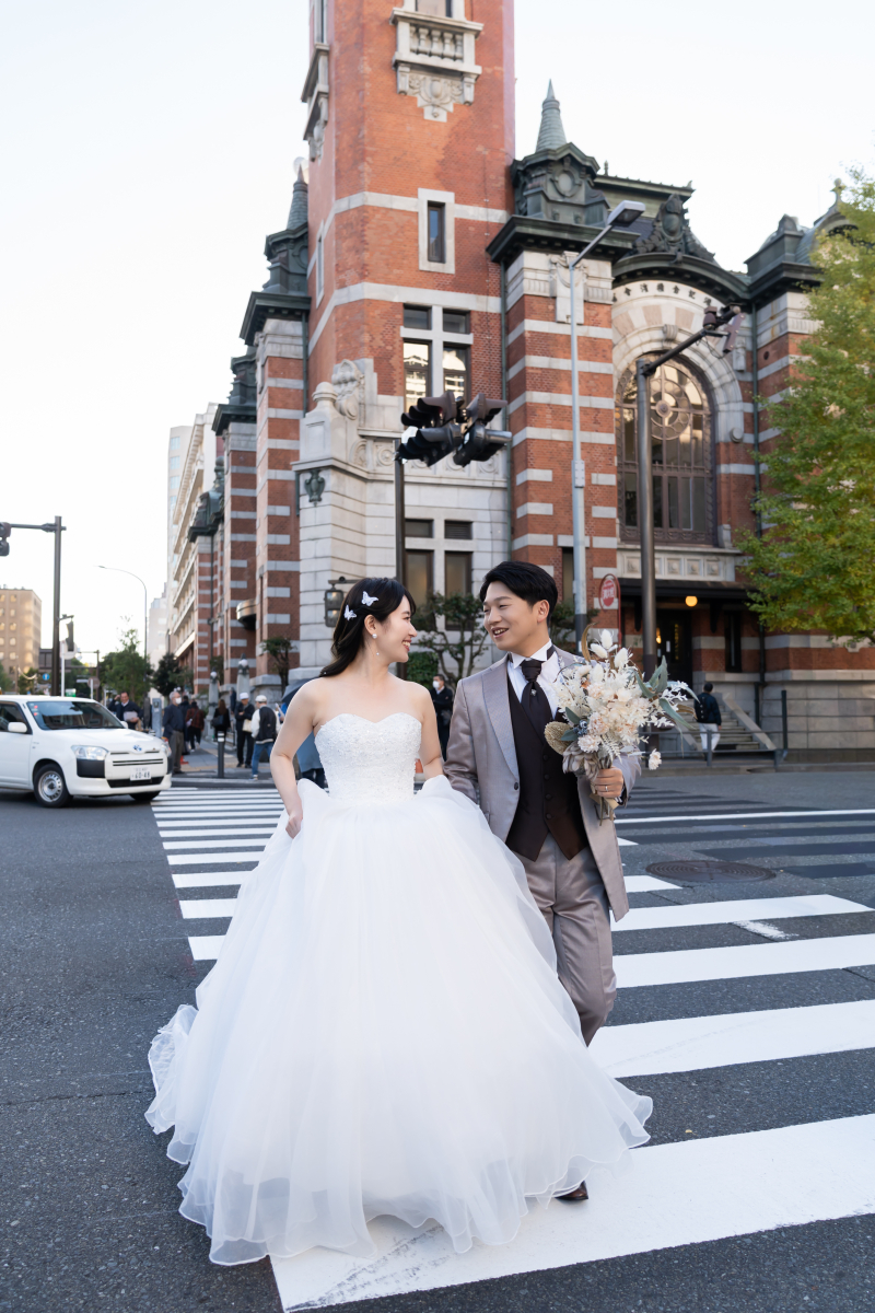 笑い合いながら横断歩道を渡る二人