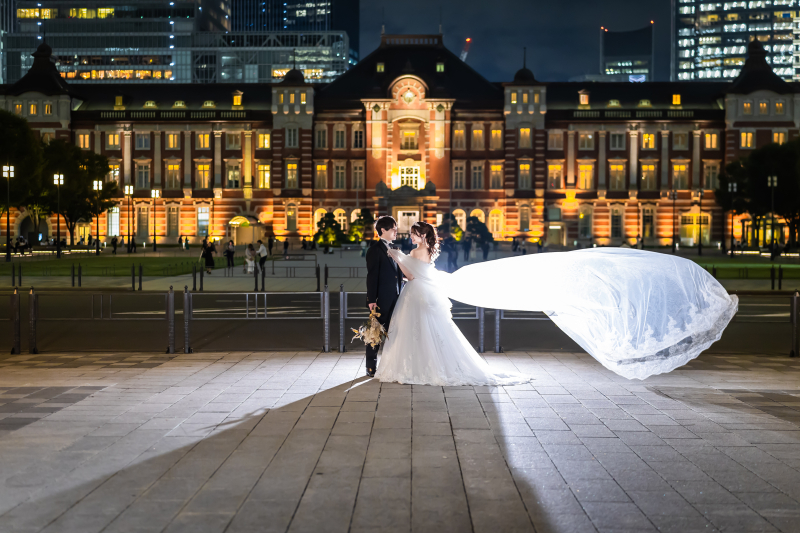 広がるベールを纏う新婦様の姿