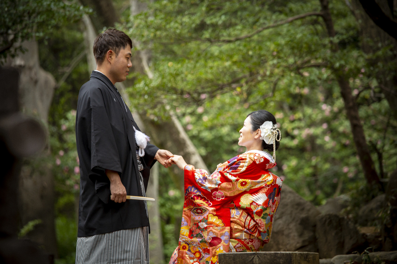 見つめ合いながら手を差し伸べ♡