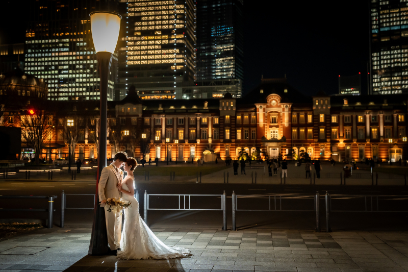 東京駅舎前の街灯で