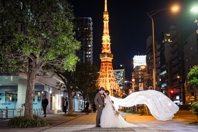 東京タワーの前でドレスを舞わせて