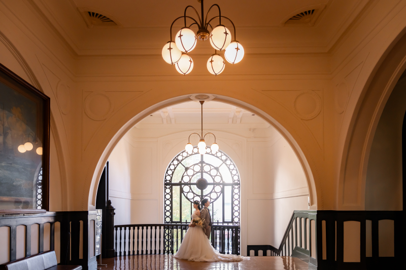 アーチの中心に立つドレスの存在感