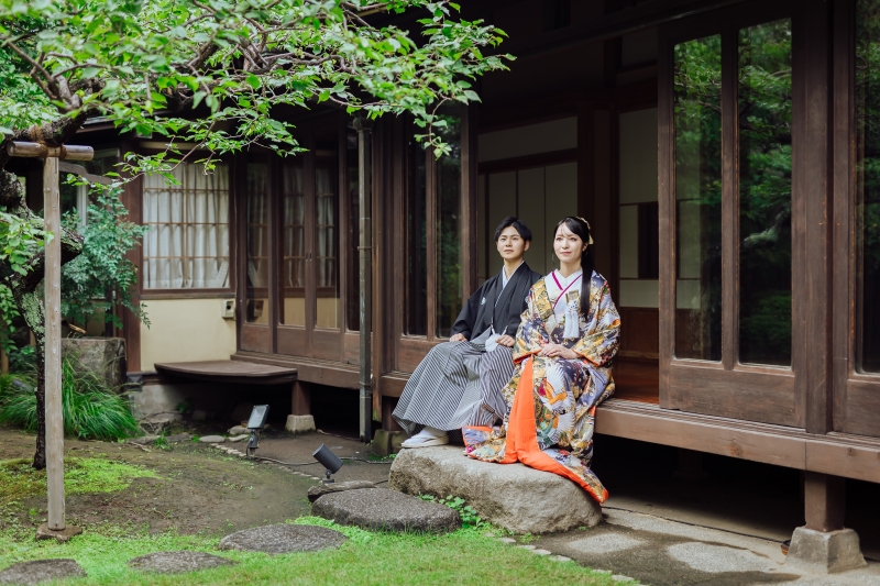 並んで腰掛けるくつろいだ距離