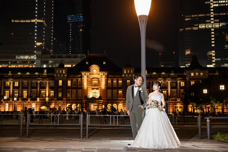 東京駅を背景に誓い